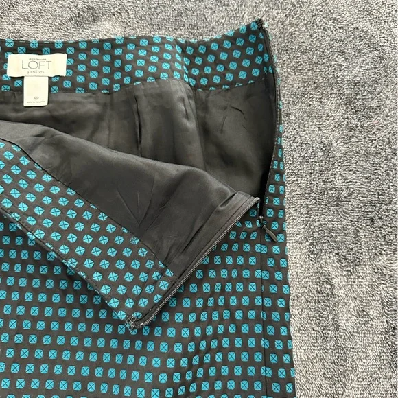 Ann Taylor LOFT - Women's Black/Green Pencil Skirt, Side Zip, Size 6P - Picture 5 of 7